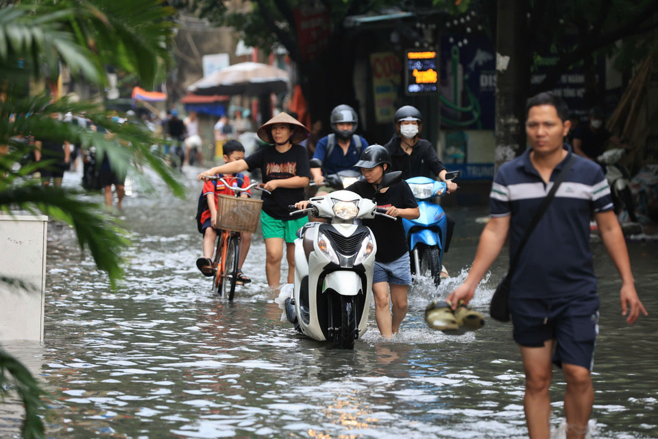 Mưa lớn từ rạng sáng ngày 16/9 khiến nhiều tuyến đường ngập. (Ảnh: Hoài Nam/Vietnam+)