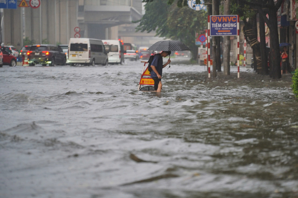 Nguyễn Trãi nhiều đoạn ngập đến đầu gối. (Ảnh: PV/Vietnam+)