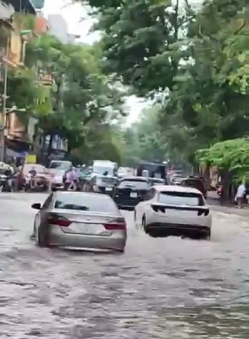 Giang Văn Minh ngập, góp phần gây ùn tắc. (Ảnh: Người dân cung cấp)