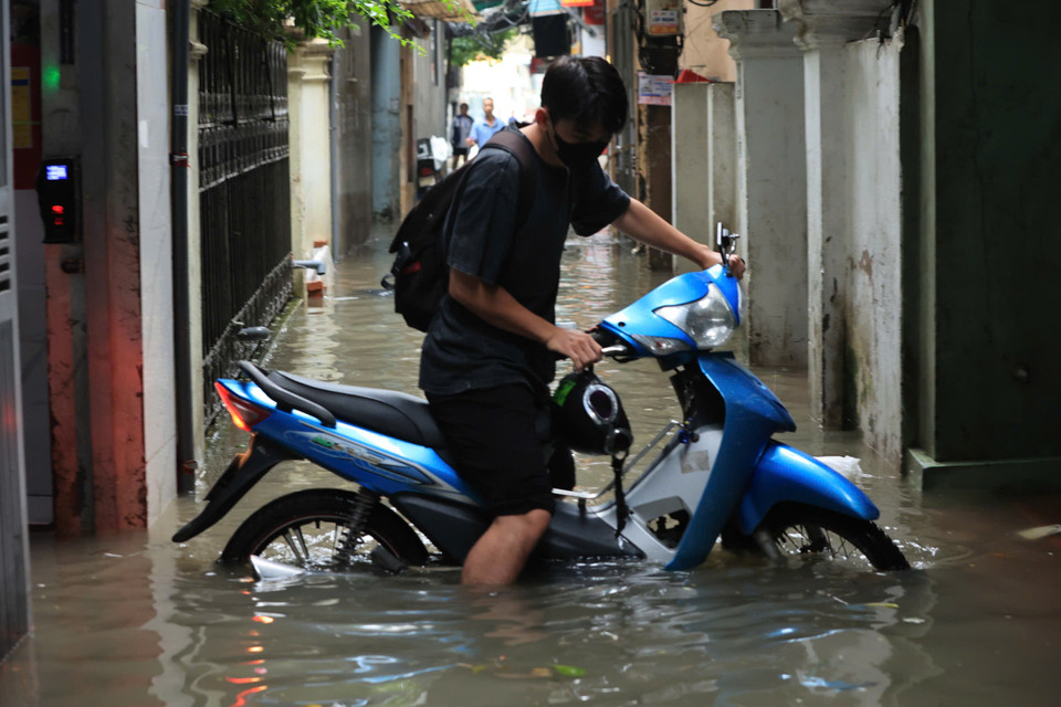 Trong nhiều con ngõ xảy ra tình trạng ngập khoảng 40-60cm. (Ảnh: Hoài Nam/Vietnam+)