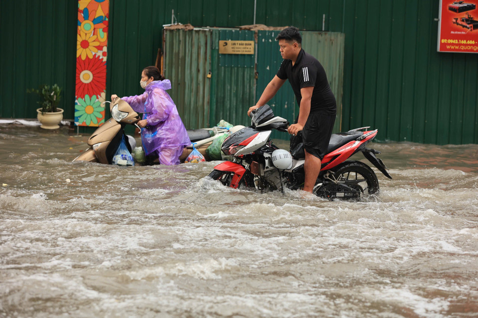 Đường Tân Triều mới nước ngập sâu, nhiều xe đã chết máy. (Ảnh: Hoài Nam/Vietnam+)