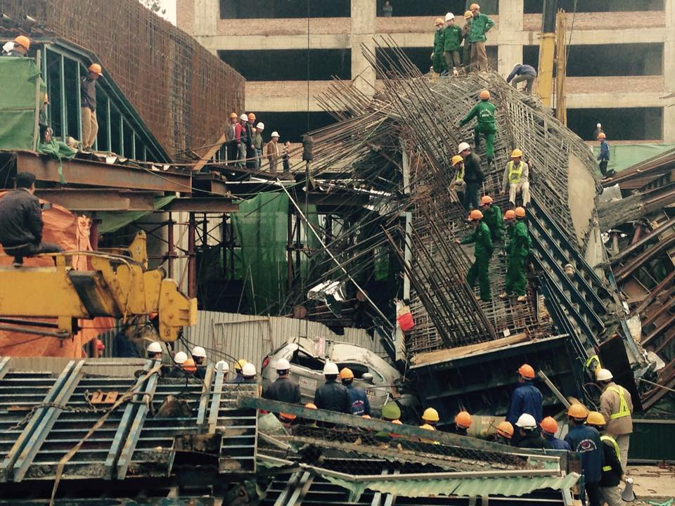 Móc dây cáp đển chuẩn bị cẩu ra khỏi đống đổ nát (Ảnh: Sơn Bách-Võ Phương/Vietnam+)