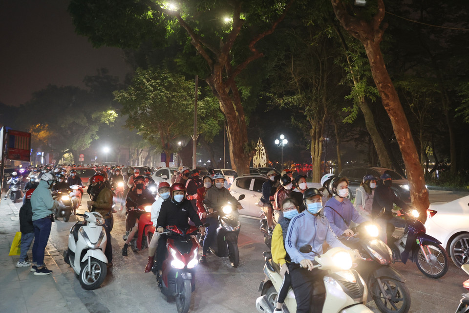 Lượng người đổ lên khu vực Hồ Hoàn Kiếm, phố cổ cũng rất đông đúc. (Ảnh: Hoài Nam/Vietnam+)