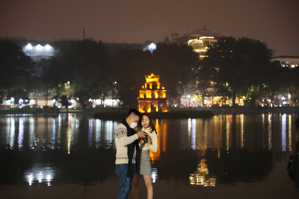 Bờ Hồ cũng là một điểm lưu lại những khoảnh khắc đáng nhớ trong đêm Noel. (Ảnh: Hoài Nam/Vietnam+)