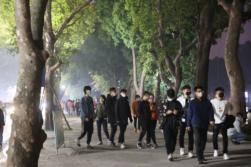 Những người không thích không khí đông đúc, ngột ngạt trên phố Hàng Mã sẽ đi dạo quanh bờ hồ. (Ảnh: Hoài Nam/Vietnam+)