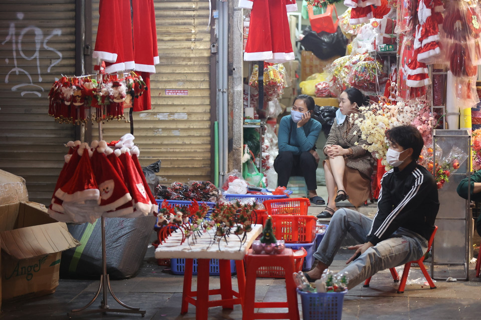 Tuy lượng người đến tham quan rất đông nhưng lượng mua hàng năm nay giảm sâu so với mọi năm, các cửa hàng kinh doanh các mặt hàng phục vụ Noel ngồi ‘ngao ngán.’ (Ảnh: Hoài Nam/Vietnam+)
