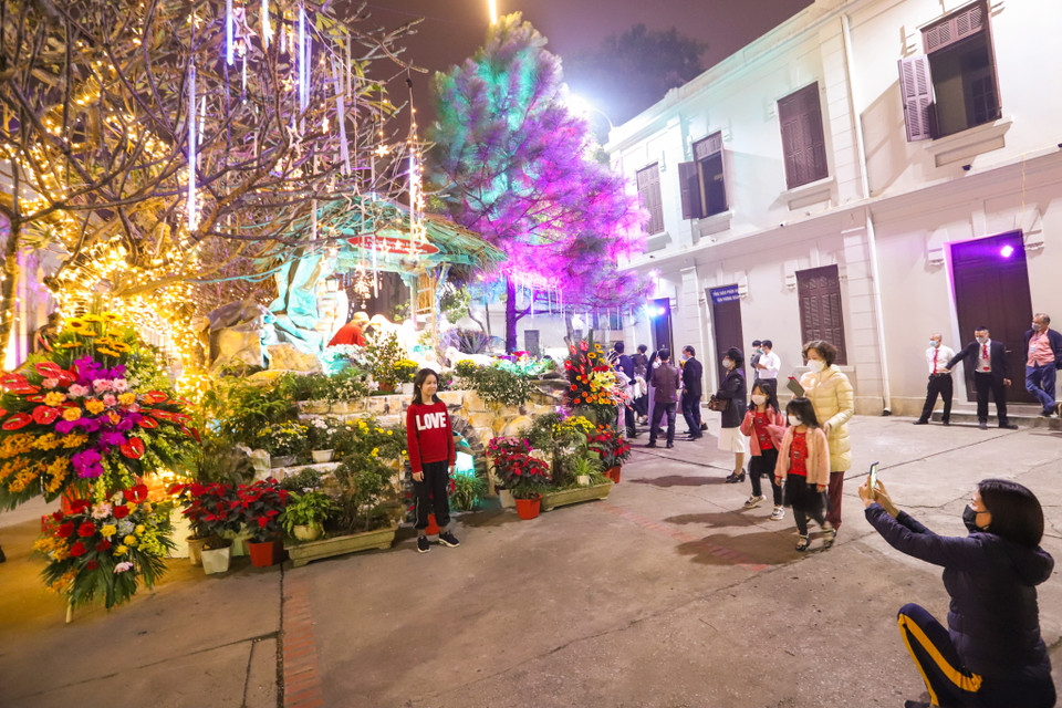 Nhà thờ Hàm Long thời điểm 20 giờ tối. Năm nay nhà thờ Hàm Long làm lễ trực tuyến, chỉ có Giáo hội nhà thờ được vào làm lễ để đảm bảo công tác phòng chống dịch. (Ảnh: Minh Sơn/Vietnam+)