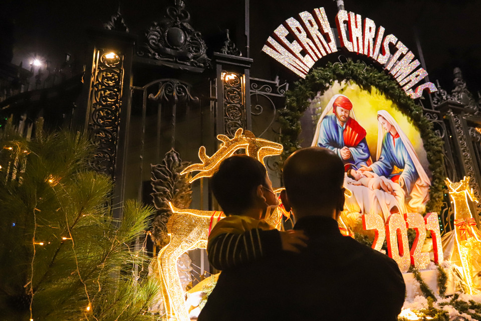 Do tình hình dịch bệnh thời điểm này rất phức tạp nên các cơ sở Tôn giáo đã phối hợp chặt chẽ với lực lượng chức năng để đảm bảo có một mùa Giáng sinh an toàn. (Ảnh: Minh Sơn/Vietnam+)