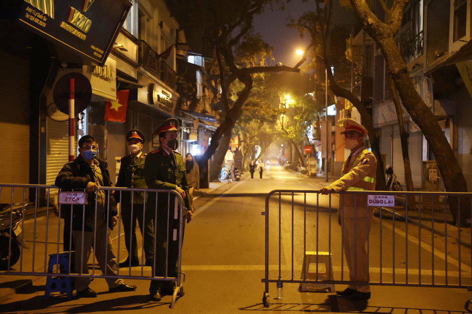 Chốt chặn tại phố Lý Quốc Sư, một trong những cửa ngõ vào Nhà thờ Lớn. (Ảnh: Hoài Nam/Vietnam+)