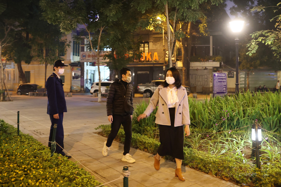 Một số người dân tìm cách ''lẩn'' qua chốt kiểm soát bị phát hiện và được yêu cầu rời khỏi khu vực. (Ảnh: Hoài Nam/Vietnam+)