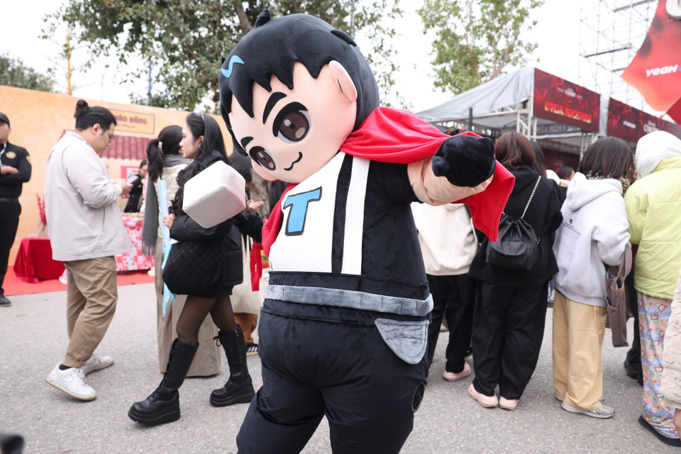 Mascot anh tài Quốc Thiên tại các gian hàng trải nghiệm. (Ảnh: PV/Vietnam+)