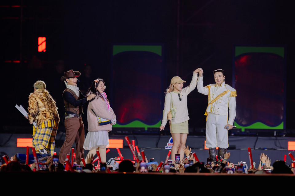 Một số khán giả may mắn được mời lên sân khấu giao lưu cùng các anh tài. (Ảnh: CTV/Vietnam+)