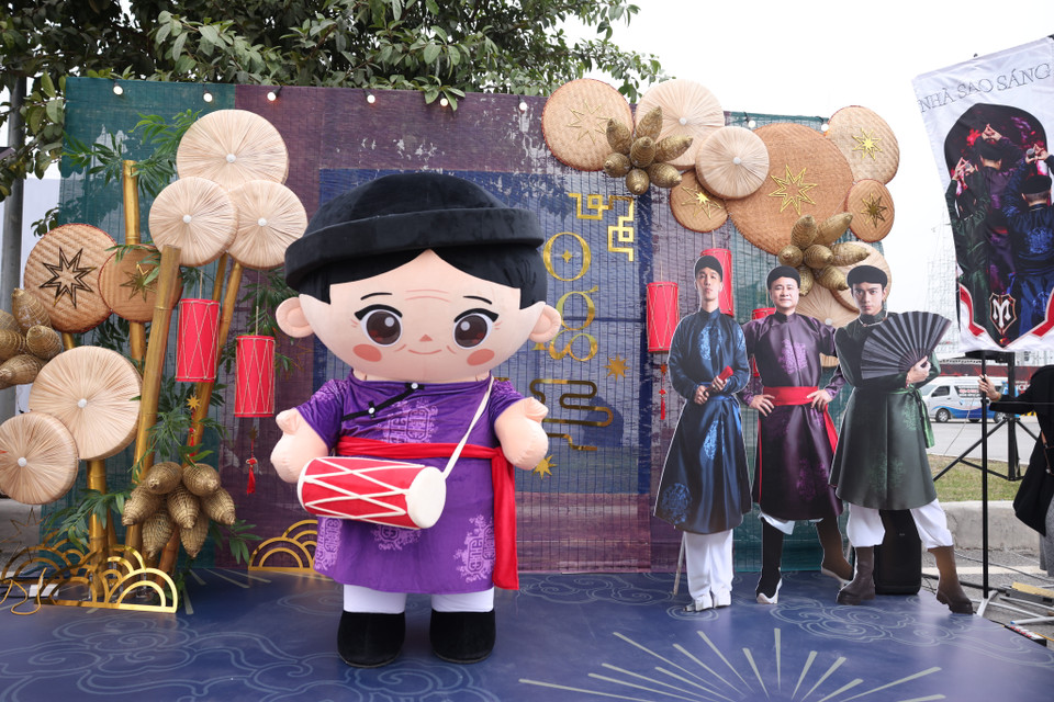 Mascot Nghệ sỹ Nhân dân Tự Long trong tạo hình của anh ở tiết mục "Trống cơm." (Ảnh: PV/Vietnam+)