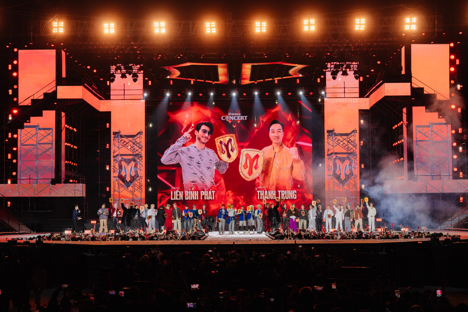 Các anh tài được trao kỷ niệm chương của chương trình. (Ảnh: CTV/Vietnam+)