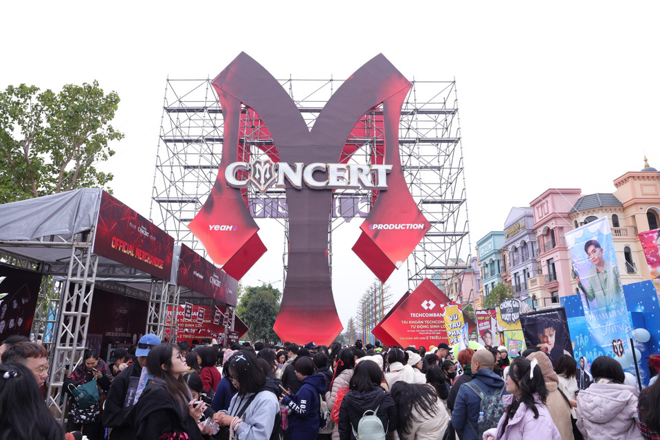 Các thiết bị được đầu tư hiện đại nhất tại Việt Nam và quốc tế. Trong đó, diện tích màn hình led trình chiếu cho khán đã tăng hơn 1,8 lần so với concert diễn ra tại Thành phố Hồ Chí Minh ngày 19/10. Dàn âm thanh chất lượng bật nhất hiện nay, đây cũng là dàn âm thanh được sử dụng trong các concert hàng đầu trên thế giới. (Ảnh: PV/Vietnam+)