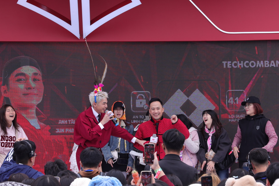 Anh tài Jun Phạm và Đinh Tiến Đạt giao lưu cùng khán giả. (Ảnh: PV/Vietnam+)