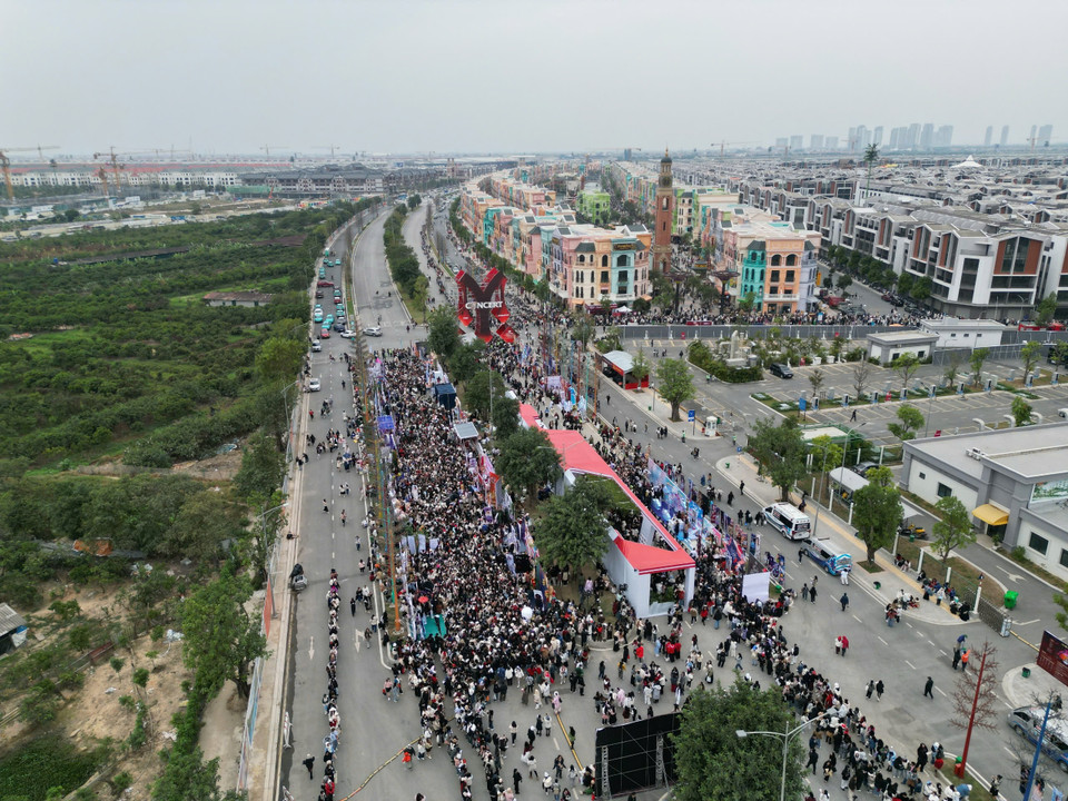 Chiều 14/12, rất đông lượng khán giả concert "Anh trai vượt ngàn chông gai" đã có mặt ở khu vực sự kiện để đổi vòng tay, chụp ảnh check in và tham gia nhiều hoạt động trải nghiệm. (Ảnh: PV/Vietnam+)
