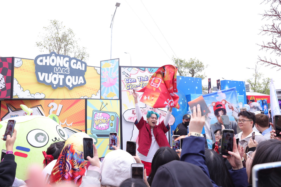 Anh tài Nguyễn Hoàng Hiệp xuất hiện, giao lưu cùng khán giả khiến không khí trở nên nóng hơn. (Ảnh: PV/Vietnam+)