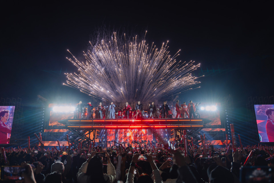 Concert "Anh trai vượt ngàn chông gai Day 2" có sự góp mặt của các nghệ sỹ khách mời gồm: Đan Trường, Ngô Kiến Huy, Trúc Nhân, nhóm nhạc LUNAS và MC Anh Tuấn. Bên cạnh đó, dàn êkip đứng sau "cánh gà” concert lần này vẫn là Tổng đạo diễn sân khấu Đinh Hà Uyên Thư, Giám đốc Âm nhạc SlimV, Giám đốc ánh sáng Long Kenji, DOP Trần Quốc Vương... (Ảnh: CTV/Vietnam+)