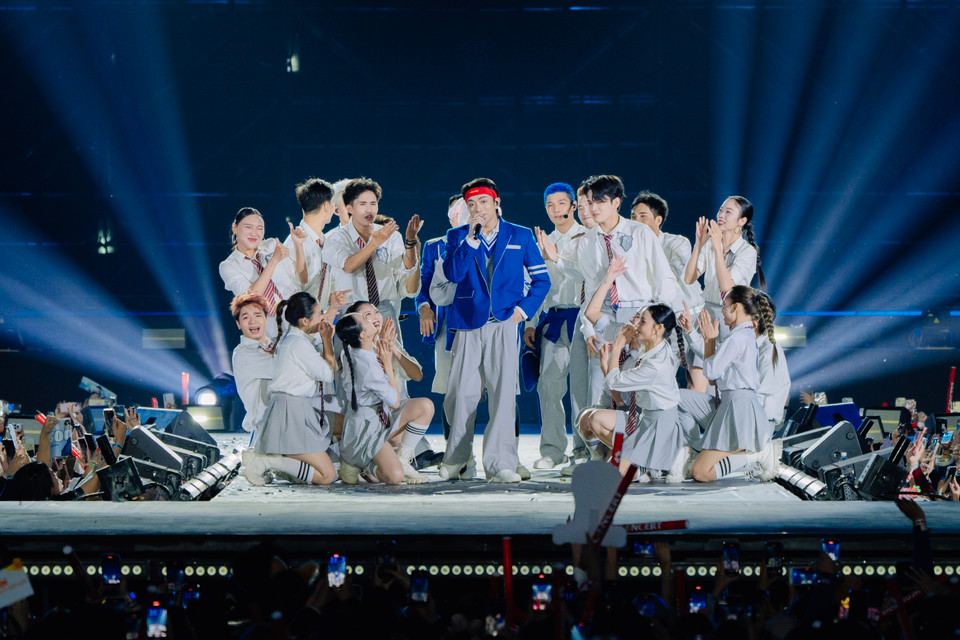 "Lớp học vui vẻ" trong ca khúc "Đường xa ướt mưa." (Ảnh: CTV/Vietnam+)