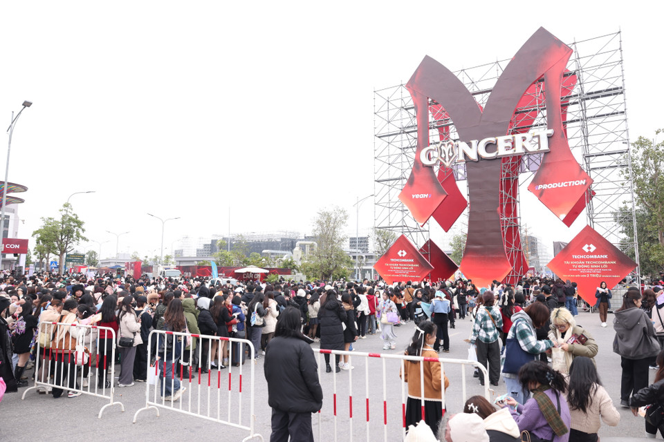 Được biết, diện tích sử dụng tổ chức cho concert tại Hưng Yên lần này rộng hơn 5,5 hecta. Trong đó, sân khấu biểu diễn của các anh tài có chiều ngang lên đến 70 mét, chiều dài đạt tối đa lên đến 70 mét - trong thời điểm sân khấu di động trượt lên phía trước. (Ảnh: PV/Vietnam+)