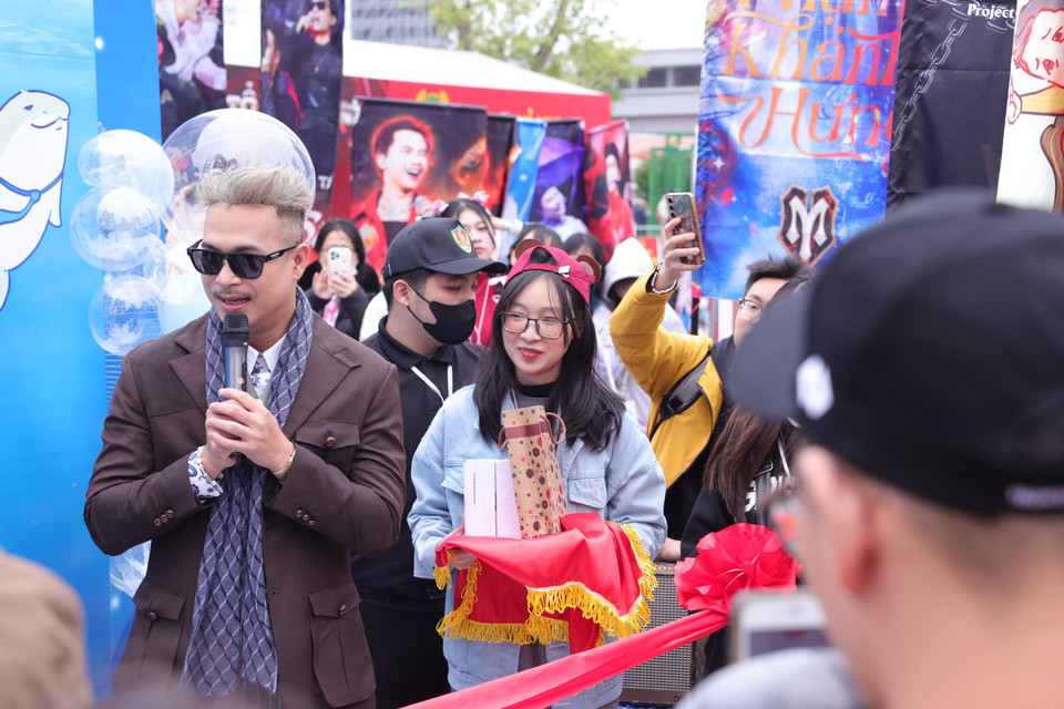 Anh tài Trương Quốc Vinh đã chuẩn bị những phần quà cho fan của mình tại khu vực trải nghiệm. (Ảnh: PV/Vietnam+)