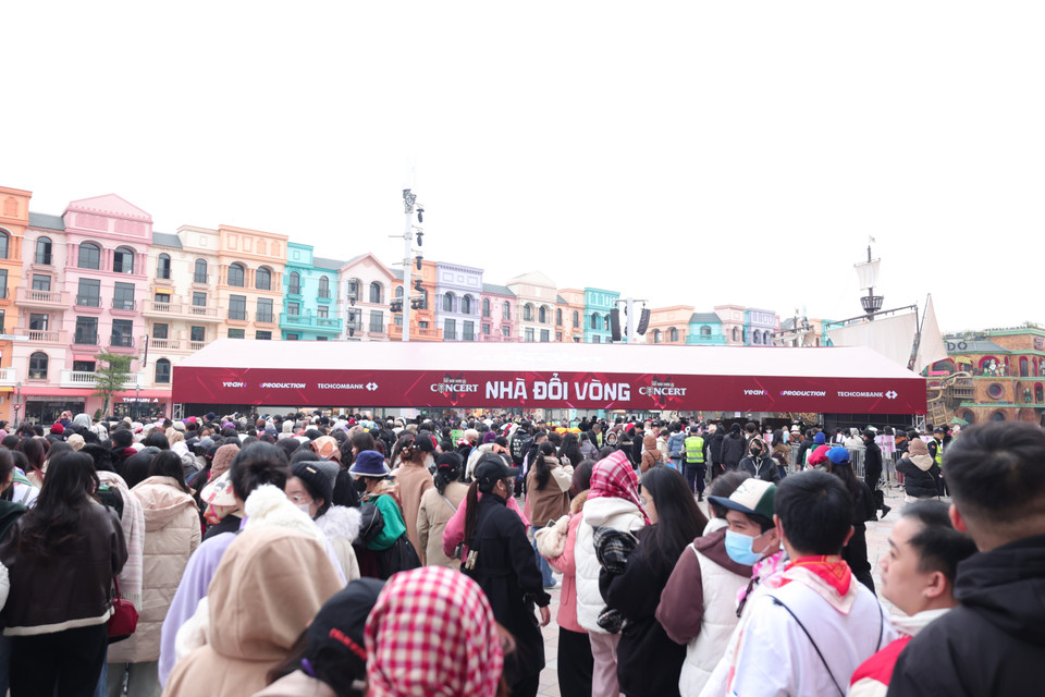 Khu vực nhà đổi vòng đã mở từ 7h sáng để khán giả có thể vào khu vực conccert từ sớm, tham gia nhiều hoạt động trải nghiệm. Càng về chiều, khu vực nhà đổi vòng càng đông. (Ảnh: PV/Vietnam+)