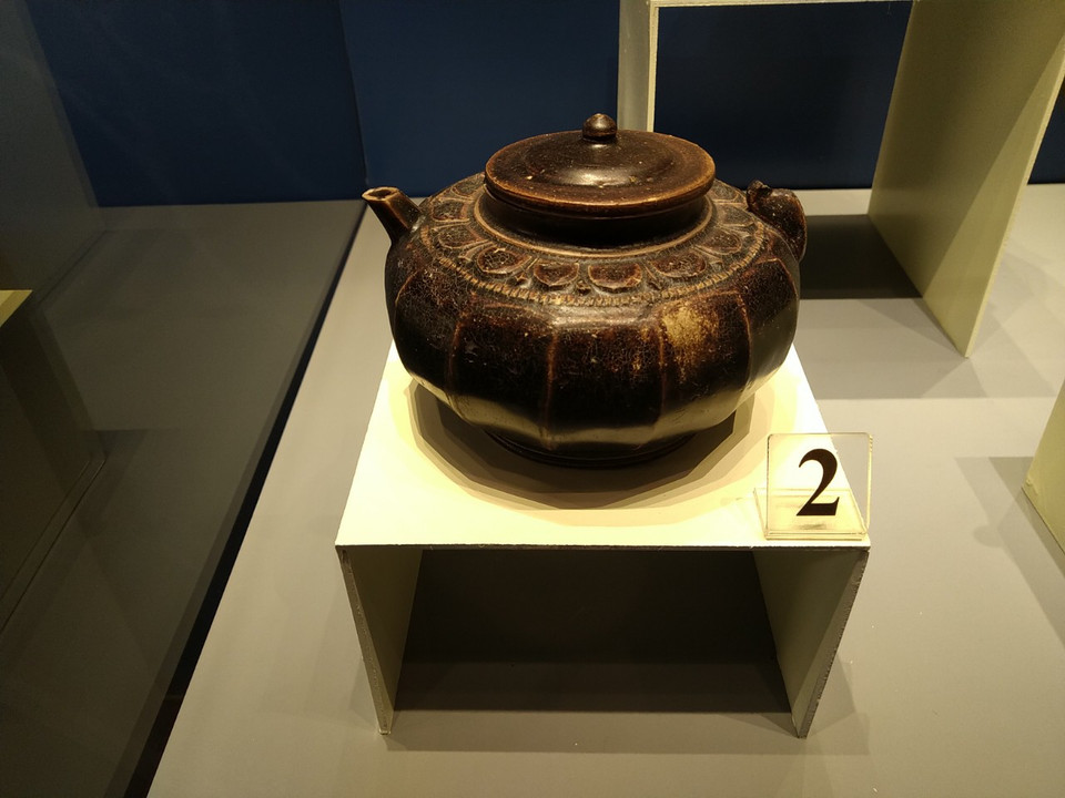 Ấm men nâu thế kỷ 13-14. (Ảnh: Minh Thu/Vietnam+)