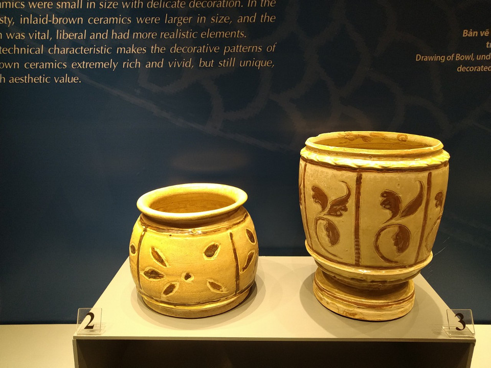 Liễn hoa nâu thế kỷ 13-14. (Ảnh: Minh Thu/Vietnam+)