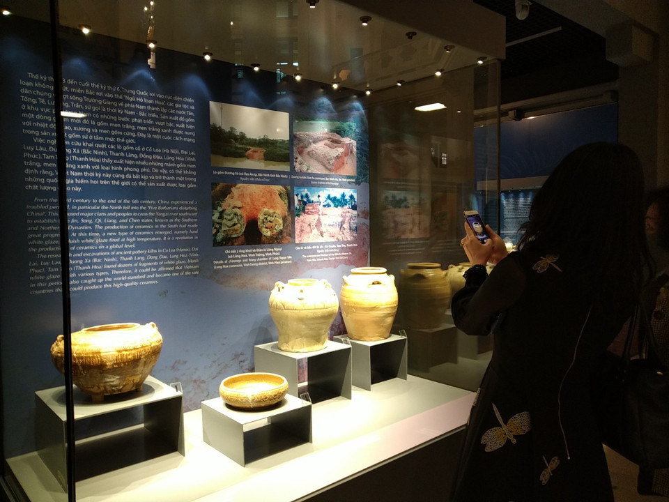 Trưng bày giới thiệu hiện vật điển hình cho phong cách gốm Việt qua các thời kỳ. (Ảnh: Minh Thu/Vietnam+)