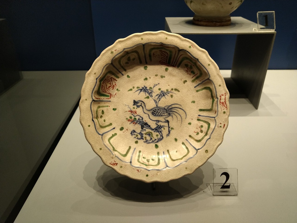 Đĩa hoa lam nhiều màu. (Ảnh: Minh Thu/Vietnam+)