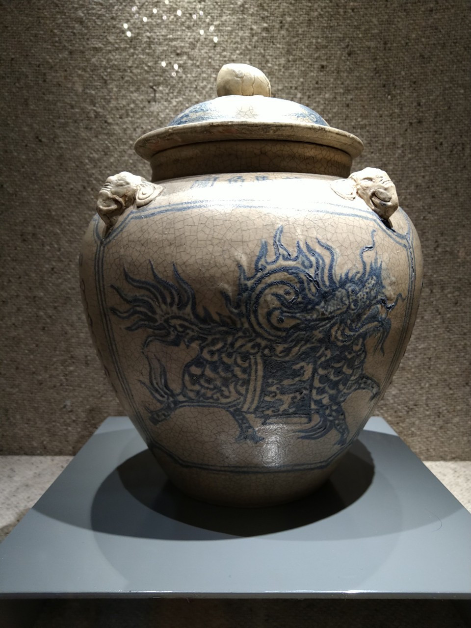 Gốm Bát Tràng men rạn, vẽ lam thời Gia Long (1802-1819).(Ảnh: Minh Thu/Vietnam+)