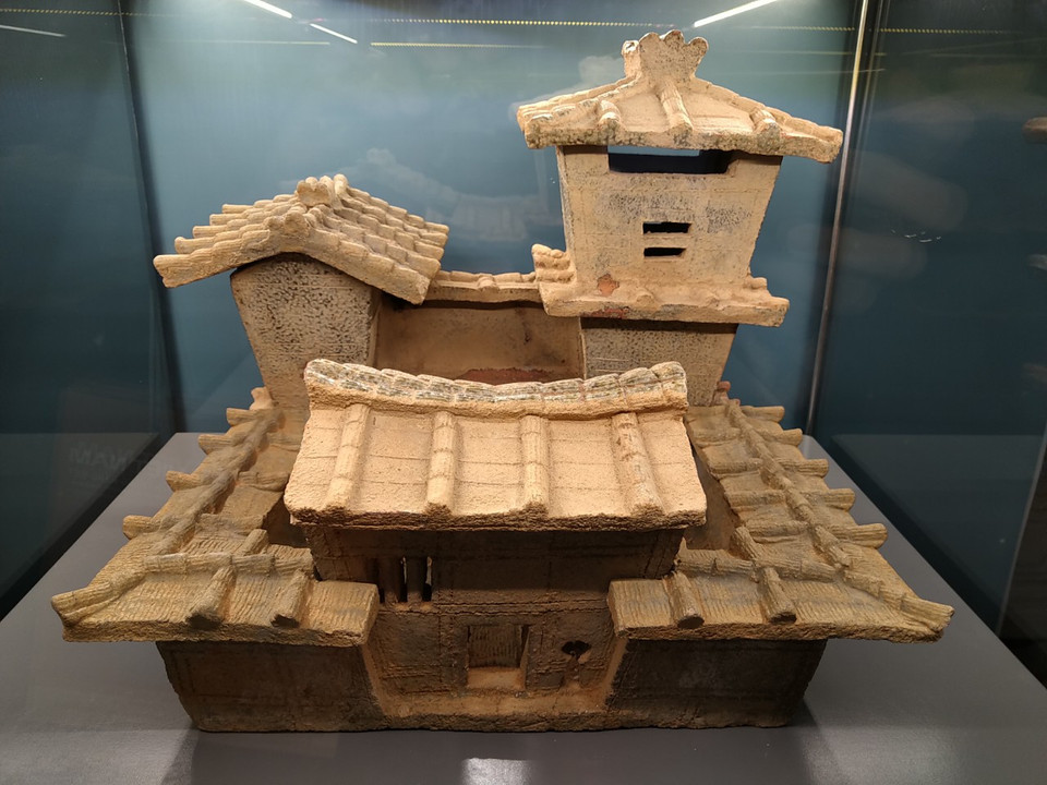 Nhà minh khí, đồ tùy táng trong mộ gạch thế kỷ 1-3. (Ảnh: Minh Thu/Vietnam+)