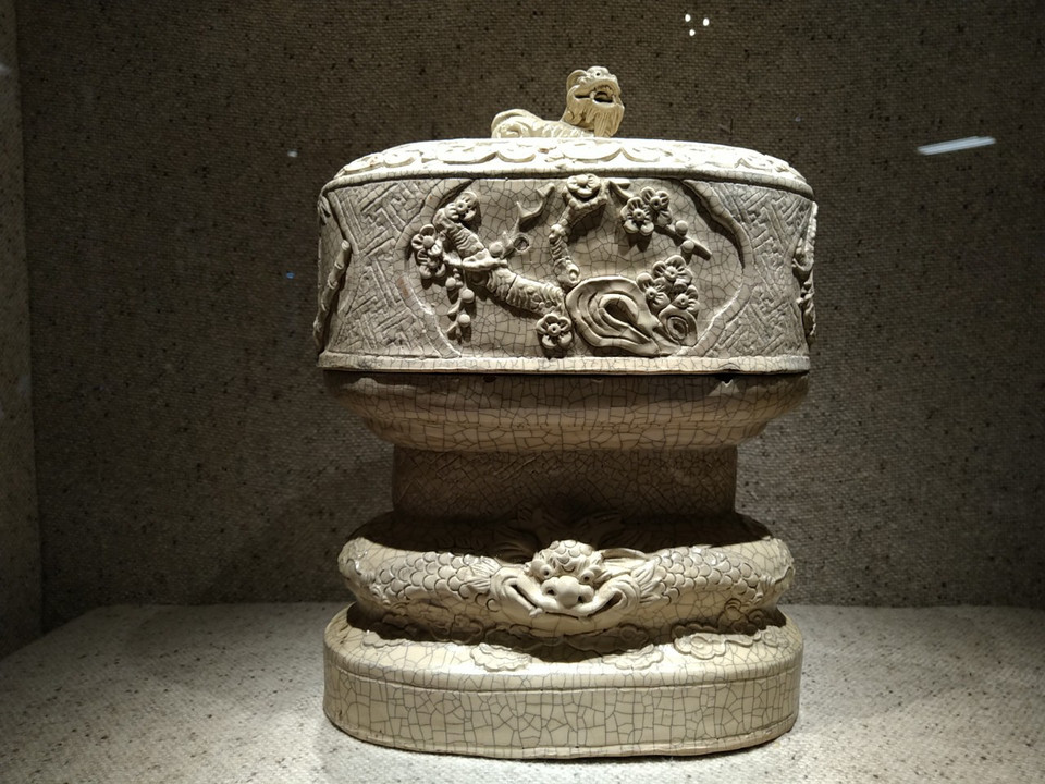 Đài thờ men rạn thế kỷ 19. (Ảnh: Minh Thu/Vietnam+)