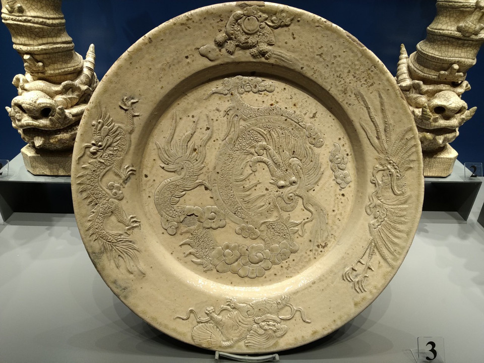 Đĩa men rạn thế kỷ 18. (Ảnh: Minh Thu/Vietnam+)