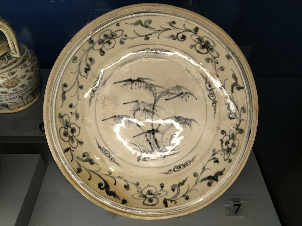 Đĩa hoa lam thế kỷ 15. (Ảnh: Minh Thu/Vietnam+)