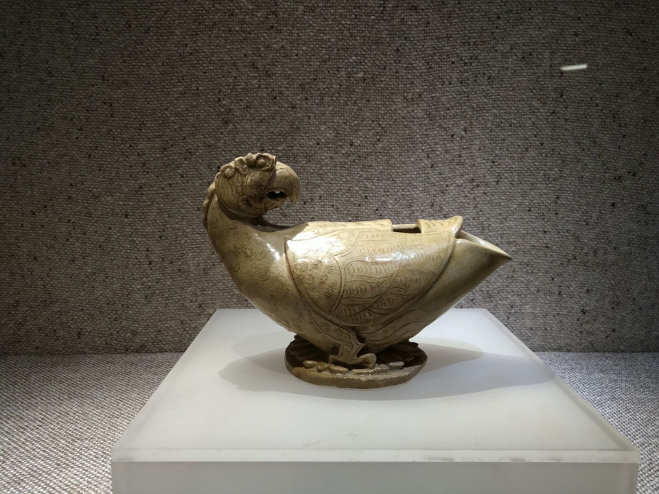 Tước hình vẹt, men trắng thế kỷ 12-13. (Ảnh: Minh Thu/Vietnam+)