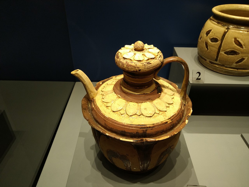 Ấm hoa nâu thế kỷ 12-13. (Ảnh: Minh Thu/Vietnam+)