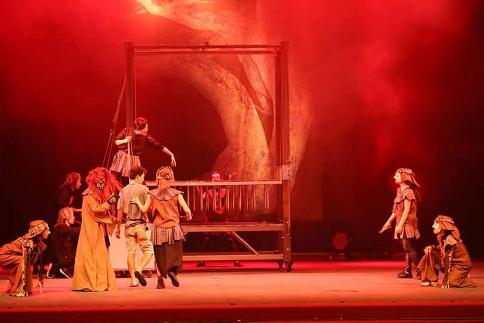 Thiên thần và quỷ dữ cùng phân chia thế giới ma thuật. Cuộc chiến giữa cái thiện và cái ác bắt đầu trong sự hỗn mang và trong ánh sáng huyền bí. (Ảnh: BTC)