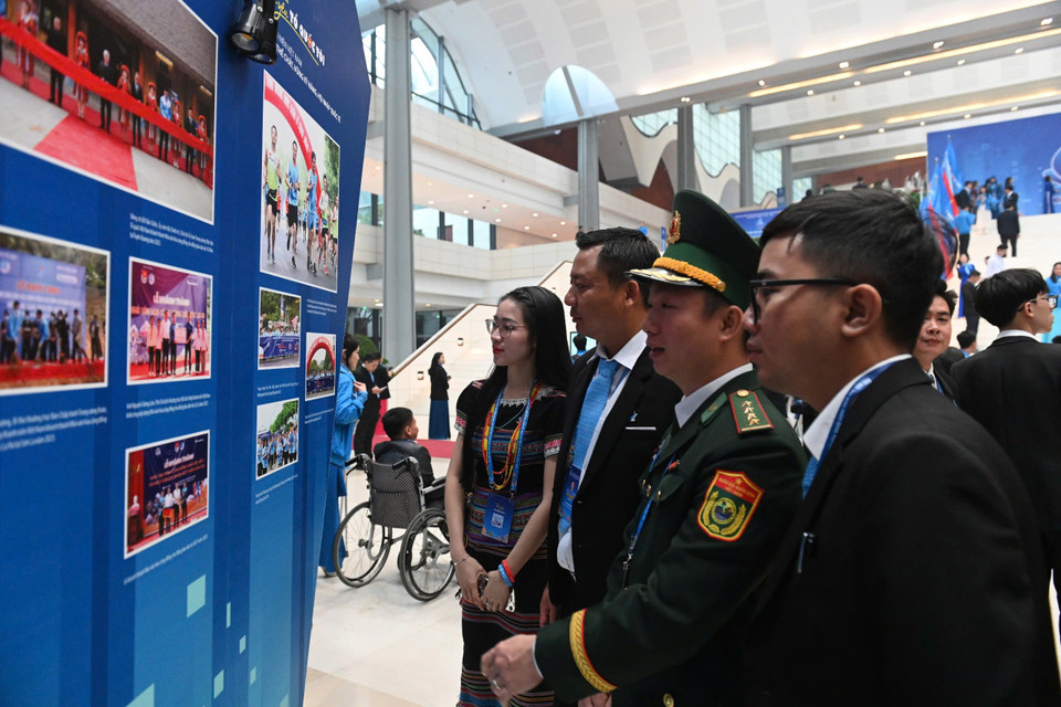 Triển lãm đã thu hút sự quan tâm của đông đảo các đại biểu tham dự đại hội. Đây cũng là dịp để các đại biểu nhìn lại quá khứ để có thêm ý chí, động lực, vững bước đưa Hội Liên hiệp thanh niên Việt Nam tiến vào kỷ nguyên mới - kỷ nguyên vươn mình của dân tộc. (Ảnh: PV/Vietnam+)