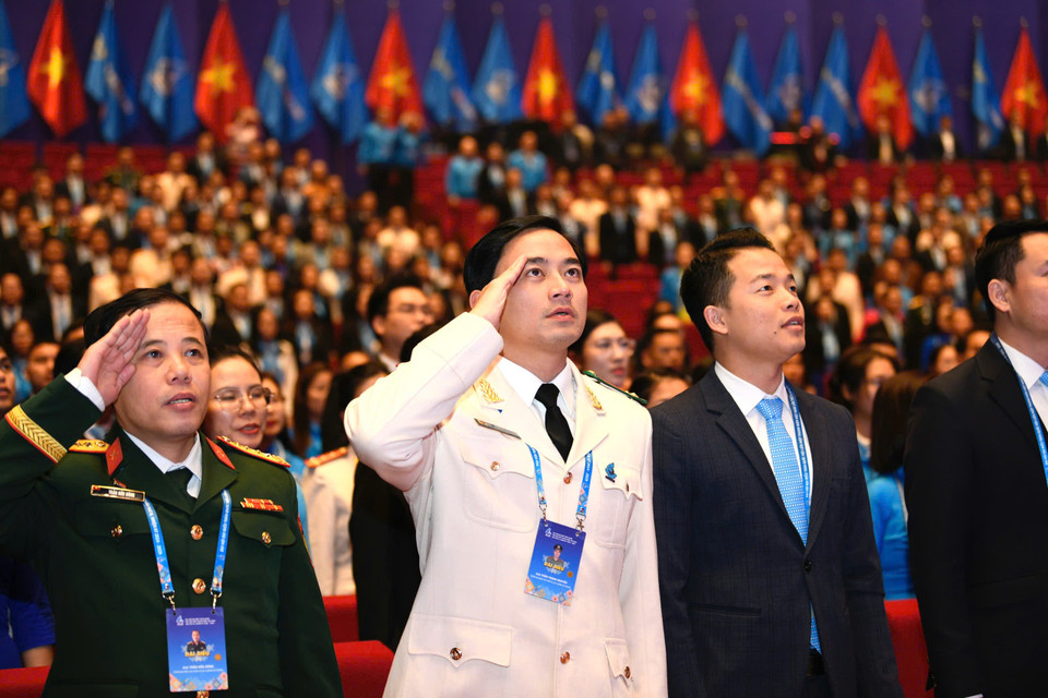 Các đại biểu thực hiện nghi thức chào cờ. (Ảnh: CTV/Vietnam+)