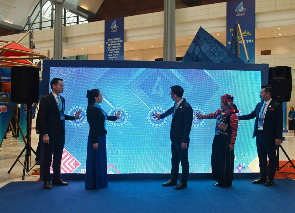 Các đại biểu thực hiện nghi thức khai mạc triển lãm. (Ảnh: PV/Vietnam+)