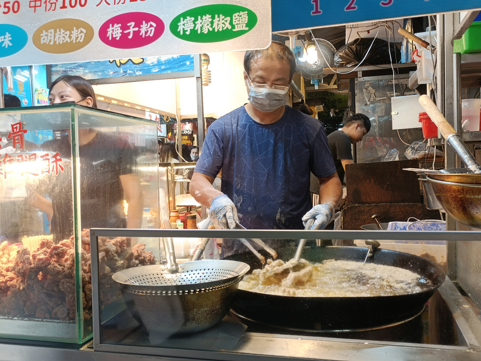 Chợ có hàng trăm gian hàng phục vụ mọi mặt hàng, trong đó nhiều nhất là các quầy thực phẩm. (Ảnh: PV/Vietnam+)