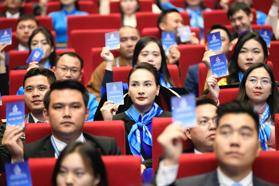 Các đại biểu biểu quyết tại đại hội. (Ảnh: CTV/Vietnam+)