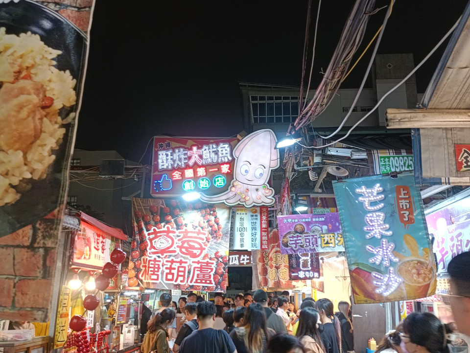 Thành phố Cao Hùng có khá nhiều chợ đêm, trong đó Lục Hợp là một trong những chợ đêm lớn nhất. Chợ luôn đông nghịt với hàng nghìn người chen chân mỗi đêm, đặc biệt là khu vực ẩm thực. (Ảnh: PV/Vietnam+).