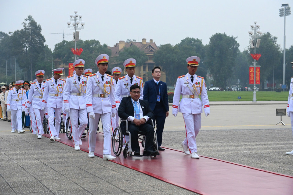 Các đại biểu vào lăng viếng Bác. (Ảnh: PV/Vietnam+)
