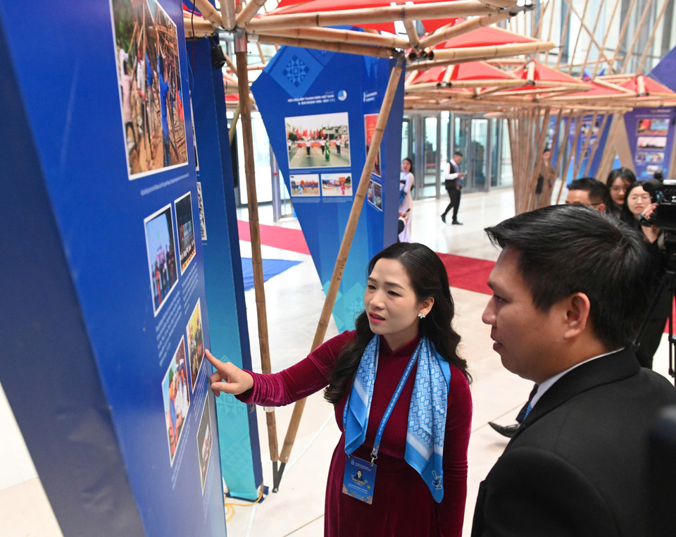 Triển lãm được dựng bằng khung tre, biểu tượng cho tinh thần đoàn kết, sức mạnh Việt Nam. (Ảnh: PV/Vietnam+)