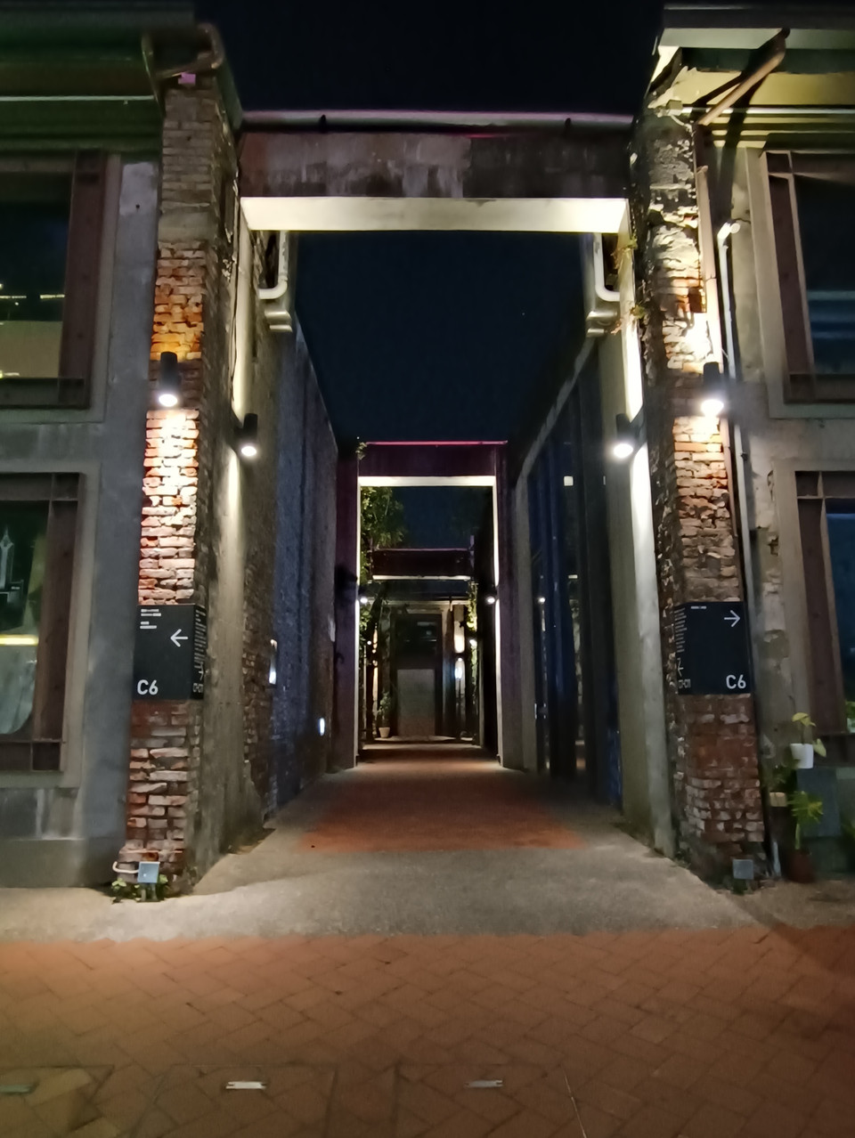 Ngay bên cạnh cầu cảng là khu nhà kho cũ, những mảng tường nhuốm màu thời gian nhưng đã được giới trẻ Cao Hùng bài trí làm mới không gian bên trong vô cùng thú vị. (Ảnh: PV/Vietnam+)