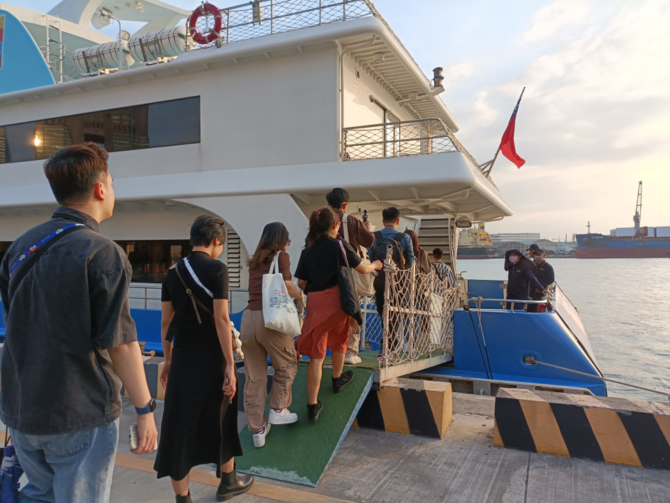 Du khách lên du thuyền thăm cảng Cao Hùng. (Ảnh: PV/Vietnam+)