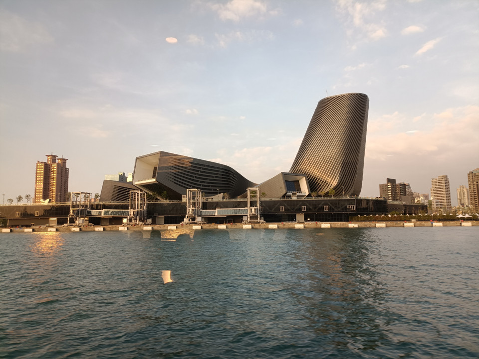 Trung tâm Du lịch cảng Cao Hùng được đưa vào hoạt động từ năm 2023, cung cấp bến đậu cho tàu du lịch có trọng lượng lên đến hàng trăm nghìn tấn, với mục tiêu kết nối du lịch cảng Cao Hùng với các nước trên thế giới. (Ảnh: PV/Vietnam+)